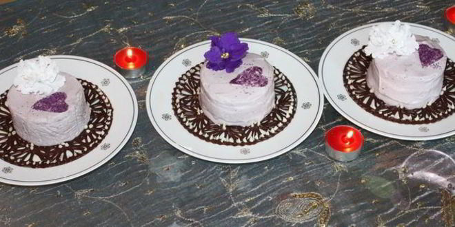 Рецепт ванильного мороженого с чернично-фиалковым ароматом на шоколадном блюдце