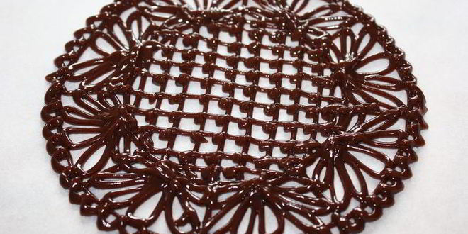 Рецепт ванильного мороженого с чернично-фиалковым ароматом на шоколадном блюдце