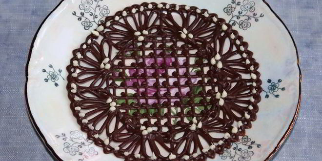 Рецепт ванильного мороженого с чернично-фиалковым ароматом на шоколадном блюдце