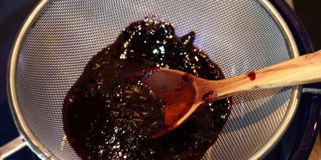 Рецепт ванильного мороженого с чернично-фиалковым ароматом на шоколадном блюдце