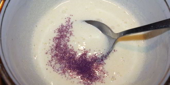 Рецепт ванильного мороженого с чернично-фиалковым ароматом на шоколадном блюдце