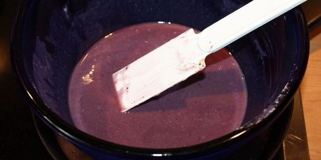 Рецепт ванильного мороженого с чернично-фиалковым ароматом на шоколадном блюдце