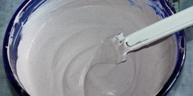 Рецепт ванильного мороженого с чернично-фиалковым ароматом на шоколадном блюдце