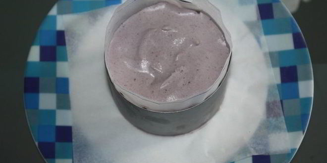 Рецепт ванильного мороженого с чернично-фиалковым ароматом на шоколадном блюдце