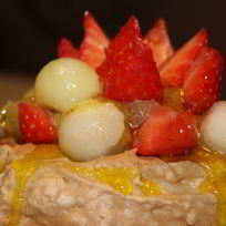 Рецепт Безе с шоколадным муссом и фруктами