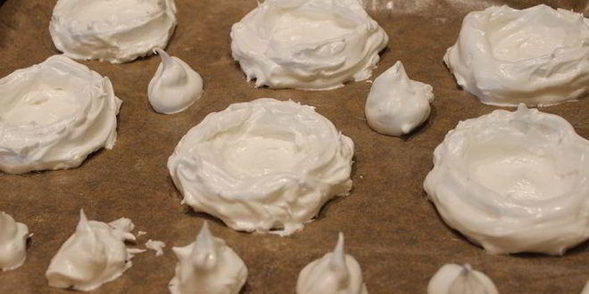 Рецепт безе с шоколадным муссом и фруктами