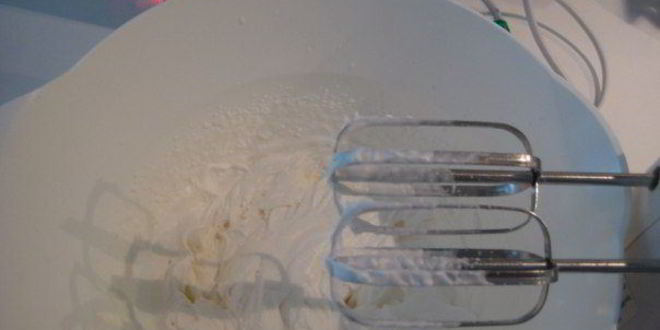 Рецепт крема-мусса из белого шоколада роза-малина