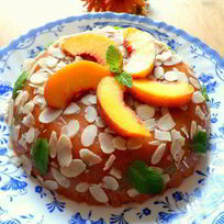 Рецепт Персикового мусса-желе с виноградом и лепестками миндаля