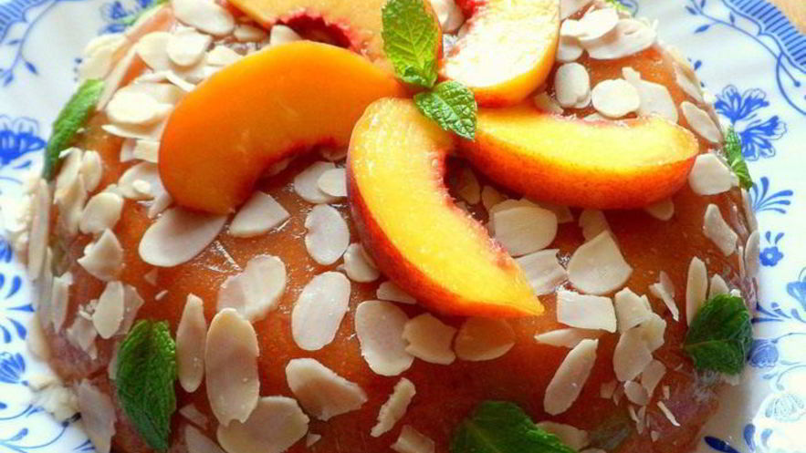 Рецепт персикового мусса-желе с виноградом и лепестками миндаля