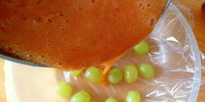 Рецепт персикового мусса-желе с виноградом и лепестками миндаля