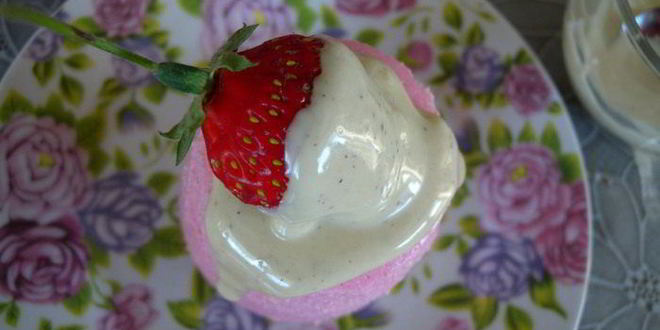 Рецепт творожного суфле с белым шоколадом и клубникой