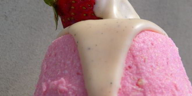 Рецепт творожного суфле с белым шоколадом и клубникой