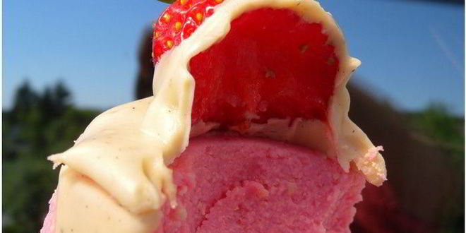 Рецепт творожного суфле с белым шоколадом и клубникой