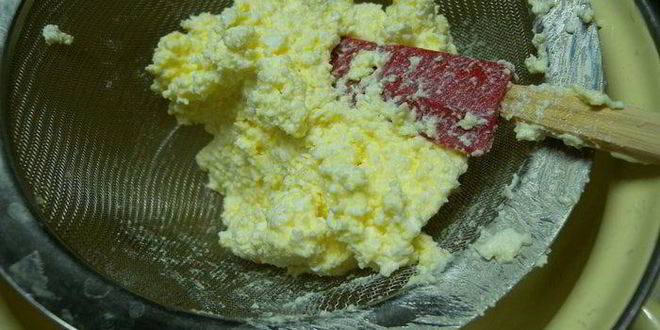 Рецепт творожного суфле с белым шоколадом и клубникой