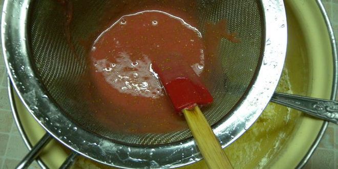 Рецепт творожного суфле с белым шоколадом и клубникой