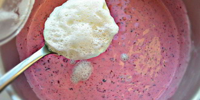 Рецепт творожного суфле с черной смородиной