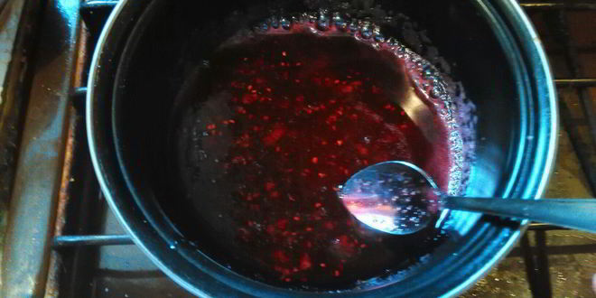 Рецепт домашнего зефира из малинового варенья