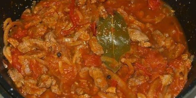 Рецепт азу из говядины с солеными огурцами