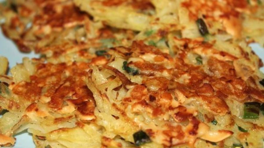 Рецепт драников с копченым сыром и луком