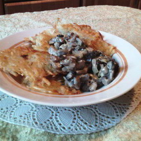 Рецепт Драников с сливочно-грибным соусом