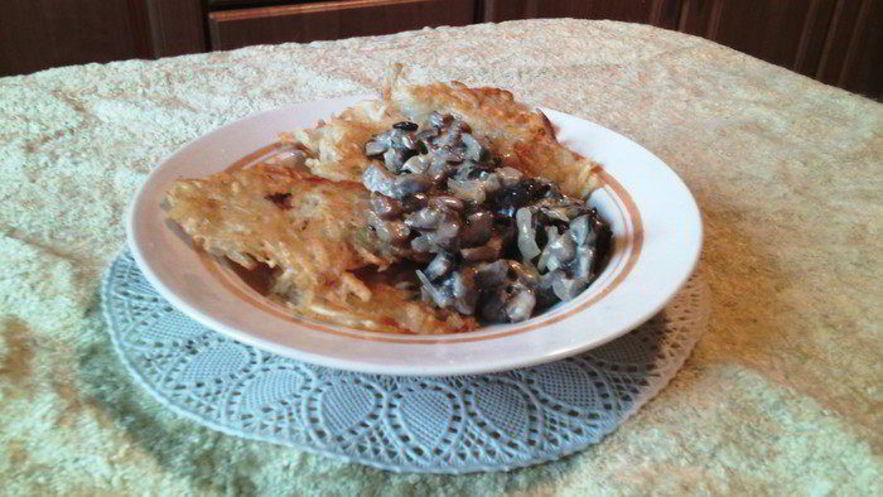 Рецепт драников с сливочно-грибным соусом