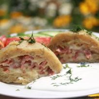 Картофельные колдуны с сосисками и сыром в микроволновке