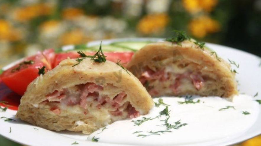 Рецепт картофельных колдунов с сосисками и сыром в микроволновке