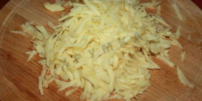 Рецепт картофельных колдунов с сосисками и сыром в микроволновке