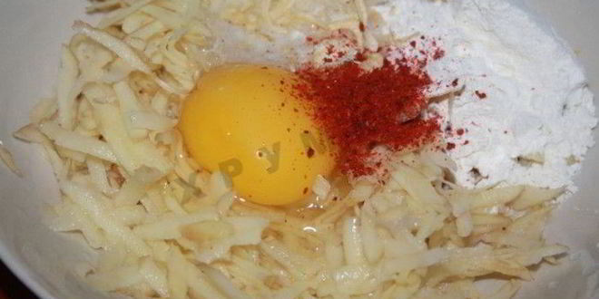 Рецепт картофельных колдунов с сосисками и сыром в микроволновке