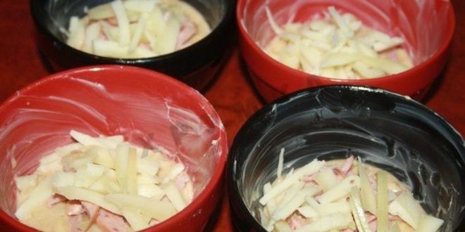 Рецепт картофельных колдунов с сосисками и сыром в микроволновке