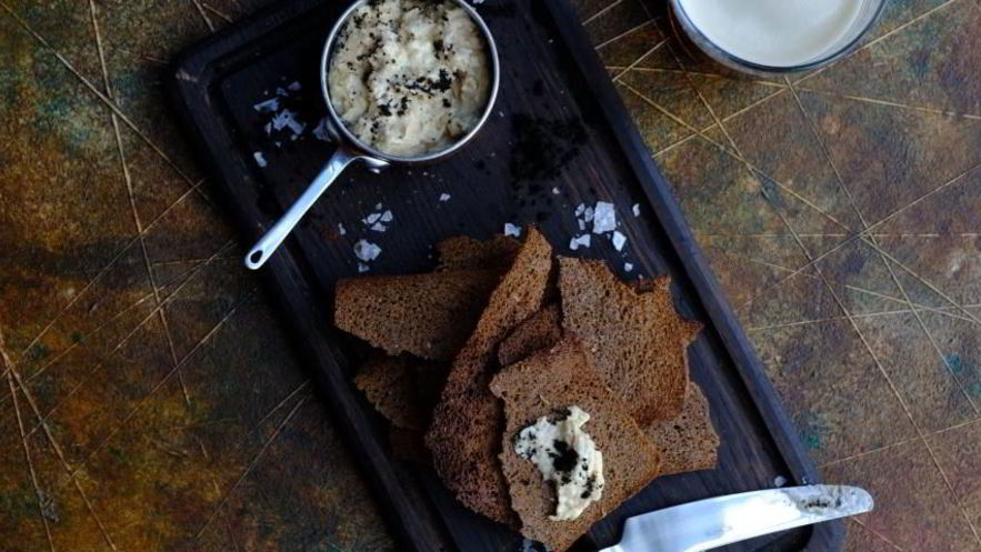 Рецепт форшмака из сельди с бородинскими чипсами