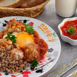 Рецепт Фрикаделек с томатным соусом и яйцом