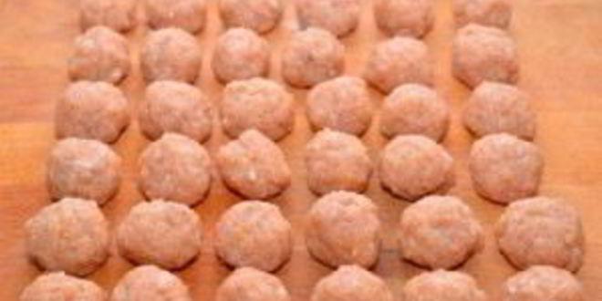 Рецепт куриных фрикаделек в ароматном томатном соусе