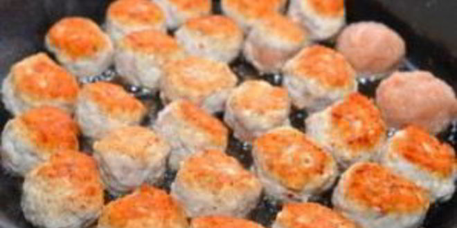 Рецепт куриных фрикаделек в ароматном томатном соусе