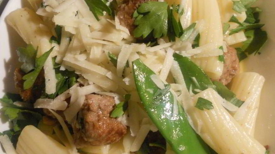 Рецепт пасты с фрикадельками и молодым стручковым горошком