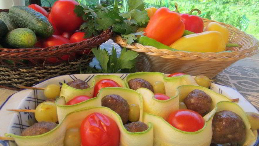 Рецепт шашлычков-фрикаделек в ленточках из цукини