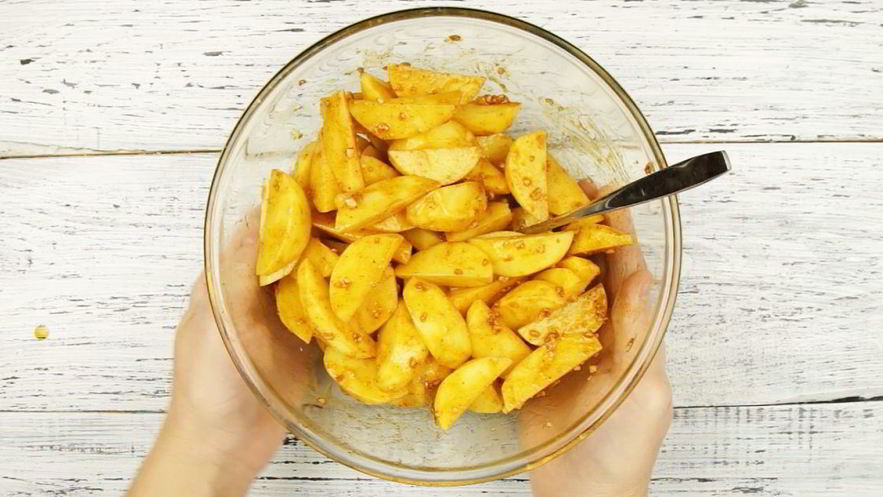 Рецепт картофеля с чесночным соусом в рукаве