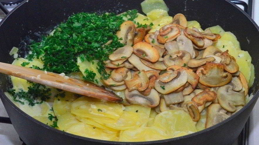 Рецепт картофеля в сливках с грибами