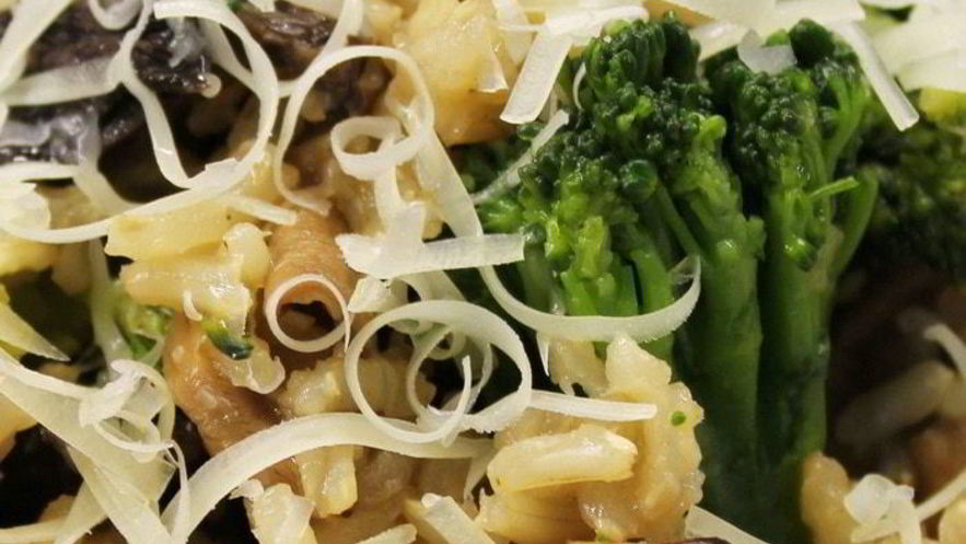 Рецепт коричневого риса с грибами и брокколи