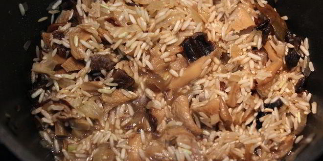 Рецепт коричневого риса с грибами и брокколи