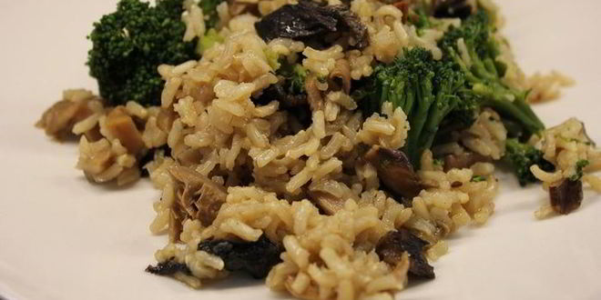 Рецепт коричневого риса с грибами и брокколи
