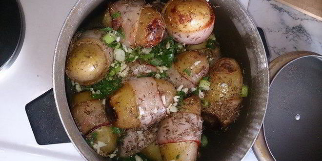 Рецепт печеного картофеля с беконом, зеленым луком и чесноком