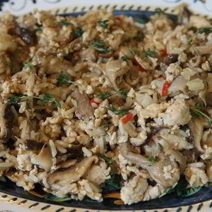 Рецепт Экзотического риса с курицей, шиитаке и вешенками