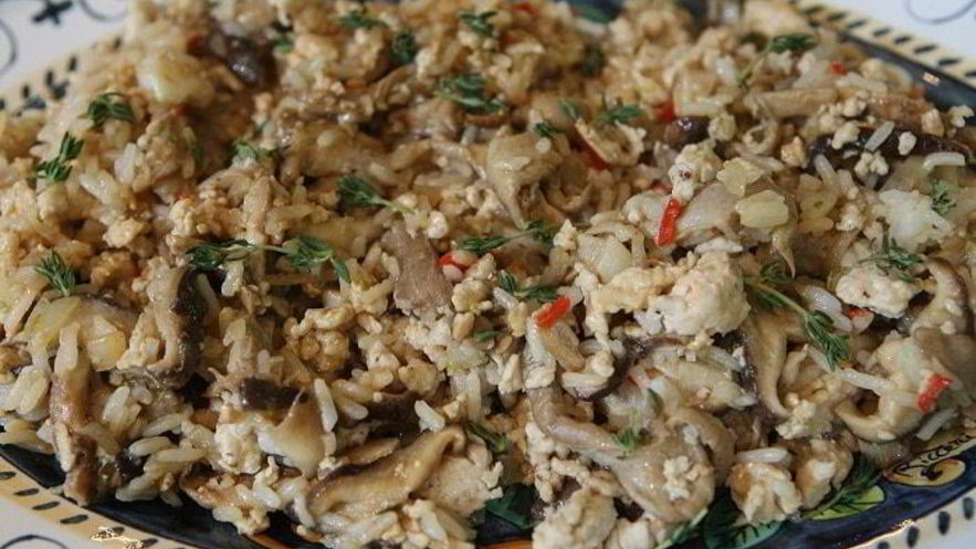 Рецепт экзотического риса с курицей, шиитаке и вешенками