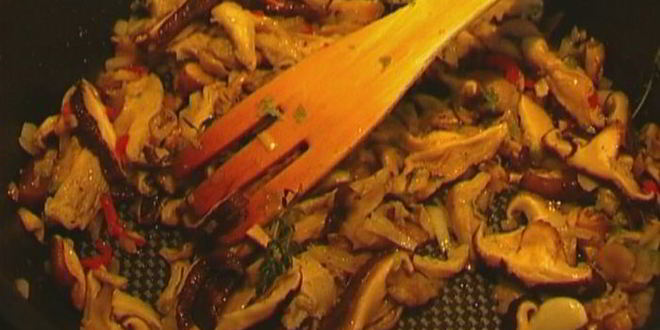 Рецепт экзотического риса с курицей, шиитаке и вешенками