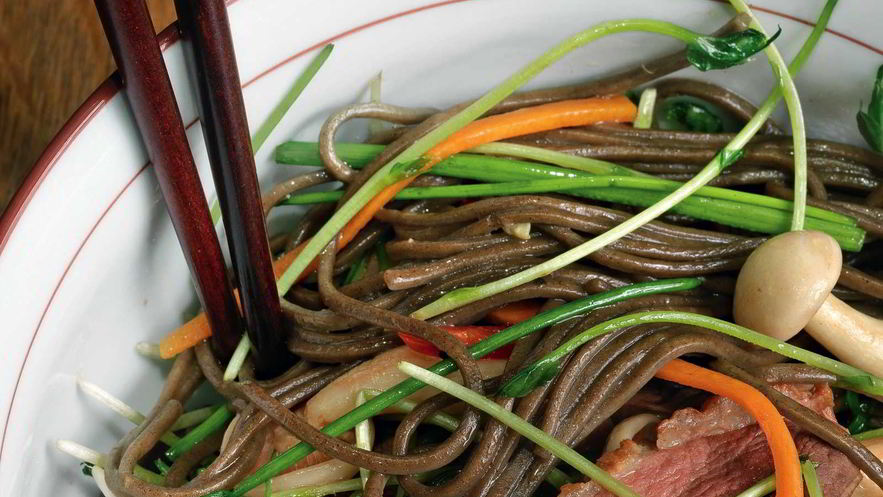 Рецепт гречневой лапши с овощами, уткой и древесными грибами