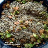 Рецепт Гречневой лапши с семгой и авокадо