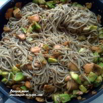 Рецепт Гречневой лапши с семгой и авокадо