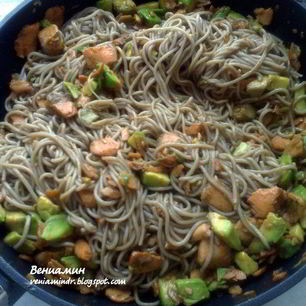 Рецепт Гречневой лапши с семгой и авокадо