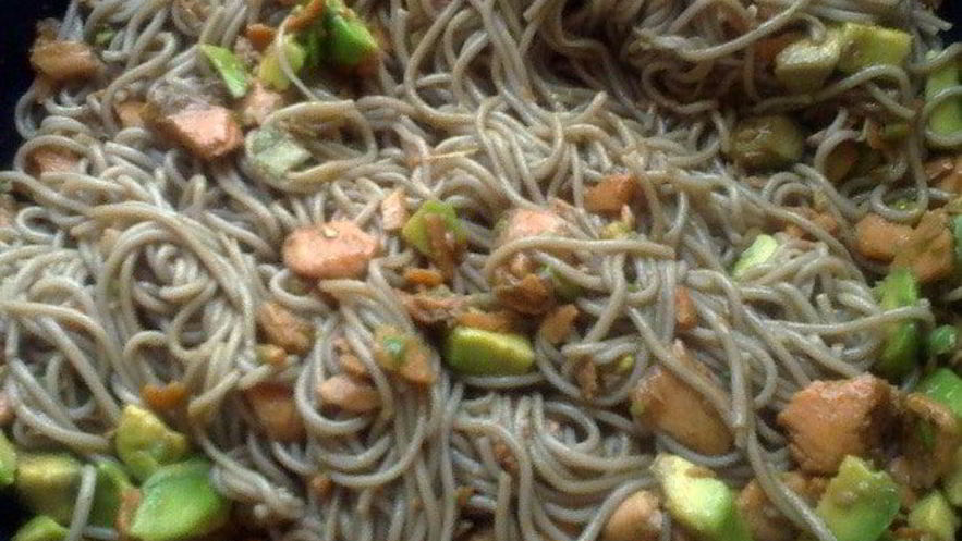 Рецепт гречневой лапши с семгой и авокадо